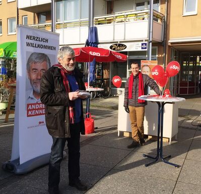 Andreas Kenner mit dem Ortsvereinsvorsitzenden Simon Bürkle